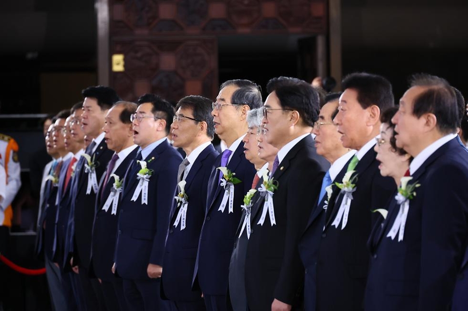 한덕수 국무총리가 17일 국회 로텐더홀에서 열린 ‘제76주년 제헌절 경축식’에서 우원식 국회의장 및 참석자들과 제헌절 노래를 제창하고 있다.