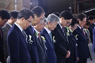 한덕수 국무총리가 17일 국회 로텐더홀에서 열린 ‘제76주년 제헌절 경축식’에서 우원식 국회의장 및 참석자들과 묵념하고 있다.