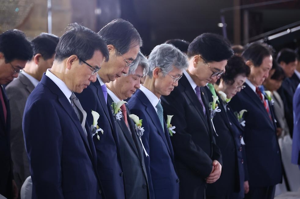 한덕수 국무총리가 17일 국회 로텐더홀에서 열린 ‘제76주년 제헌절 경축식’에서 우원식 국회의장 및 참석자들과 묵념하고 있다.