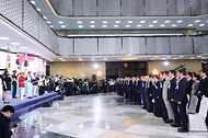 한덕수 국무총리가 17일 국회 로텐더홀에서 열린 ‘제76주년 제헌절 경축식’에서 우원식 국회의장 및 참석자들과 제헌절 노래를 제창하고 있다.