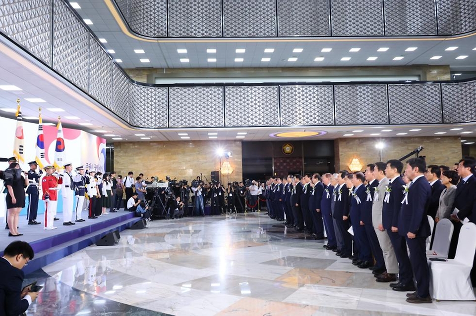 한덕수 국무총리가 17일 국회 로텐더홀에서 열린 ‘제76주년 제헌절 경축식’에서 우원식 국회의장 및 참석자들과 제헌절 노래를 제창하고 있다.