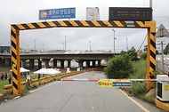 대전과 충남 논산, 계룡, 금산에 호우주의보가 발령된 가운데 18일 오후 대전 중구 유등교 하천 집입로가 통제되고 있다.