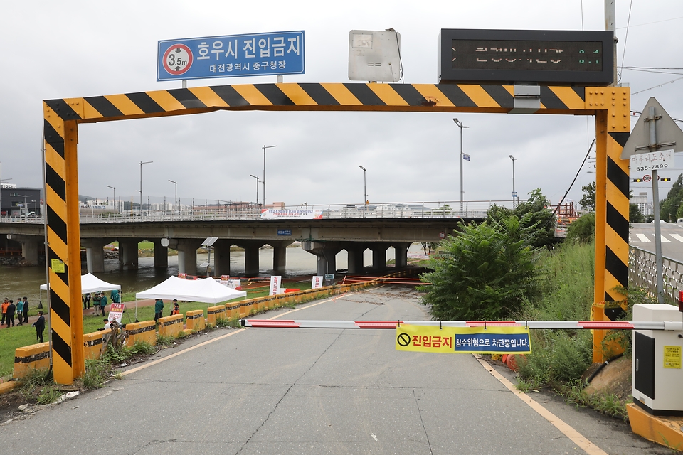 대전과 충남 논산, 계룡, 금산에 호우주의보가 발령된 가운데 18일 오후 대전 중구 유등교 하천 집입로가 통제되고 있다.