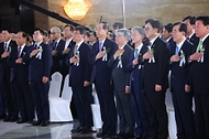 한덕수 국무총리가 17일 국회 로텐더홀에서 열린 ‘제76주년 제헌절 경축식’에서 우원식 국회의장 및 참석자들과 국민의례를 하고 있다.