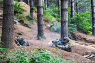 수색정찰 중 대항군과 조우한 장병들이 9일 강원도 인제 육군과학화전투훈련단에서 열린 ‘한·미·UAE 최초 연합 KCTC 훈련’에서 교전을 하고 있다.