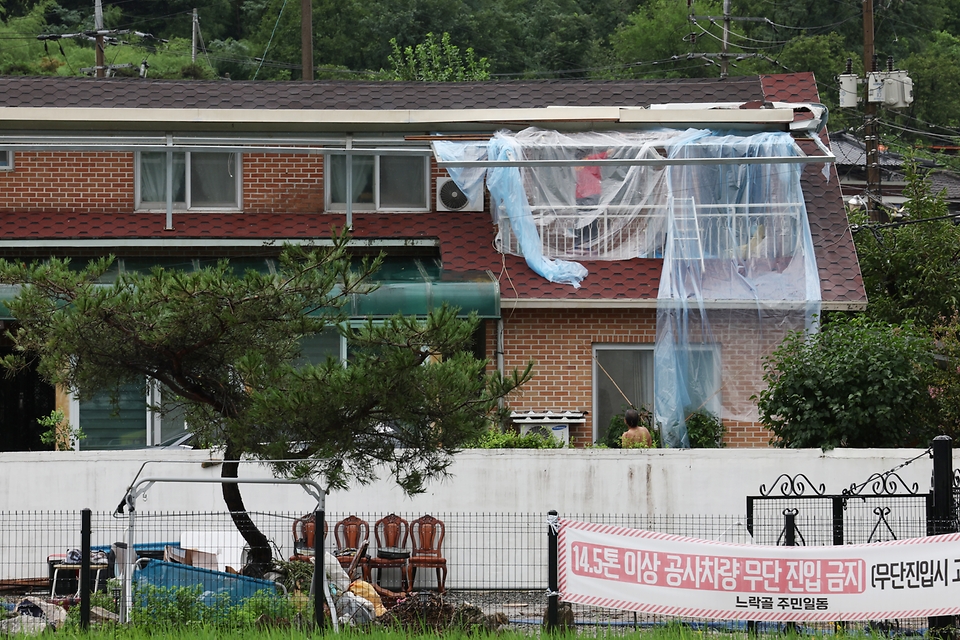 대전과 충남 논산, 계룡, 금산에 호우주의보가 발령된 가운데 18일 오후 충남 논산시 벌곡면 일대에서 주민들이 호우 대비를 하고 있다. 