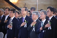 한덕수 국무총리가 17일 국회 로텐더홀에서 열린 ‘제76주년 제헌절 경축식’에서 우원식 국회의장 및 참석자들과 국민의례를 하고 있다.