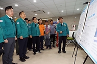 이상민 행정안전부 장관이 18일 전북 완주군 운주면 임시대피시설(행정복지센터)을 방문해 집중호우 피해 상황을 보고받고 있다. 