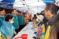 이상민 행정안전부 장관이 18일 전북 완주군 운주면 임시대피시설(행정복지센터)을 방문해 이재민들을 위한 자원봉사자들을 격려하고 있다.
