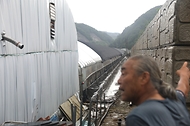 대전과 충남 논산, 계룡, 금산에 호우주의보가 발령된 가운데 18일 오후 충남 논산시 벌곡면 일대에서 한 주민이 호우 피해 상황을 이야기하고 있다. 