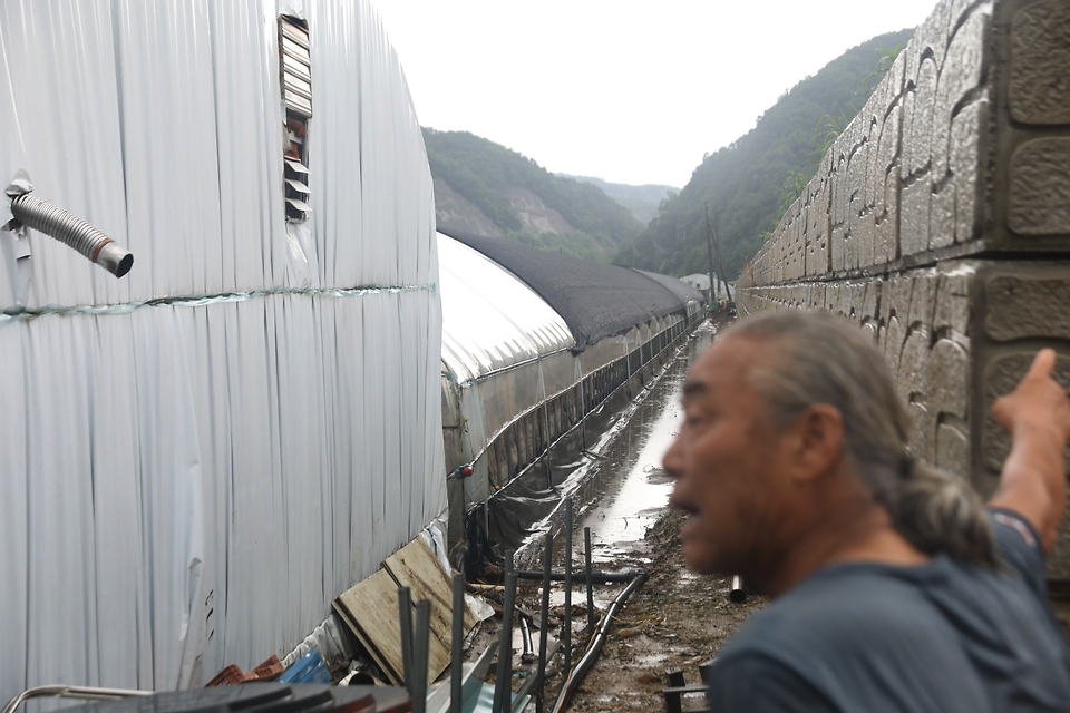 대전과 충남 논산, 계룡, 금산에 호우주의보가 발령된 가운데 18일 오후 충남 논산시 벌곡면 일대에서 한 주민이 호우 피해 상황을 이야기하고 있다. 
