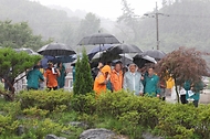 대전과 충남 논산, 계룡, 금산에 호우주의보가 발령된 가운데 18일 오후 충남 논산시 벌곡면 일대에서 이상민 행정안전부 장관 등 관계자들 호우 피해 상황을 듣고 있다. 