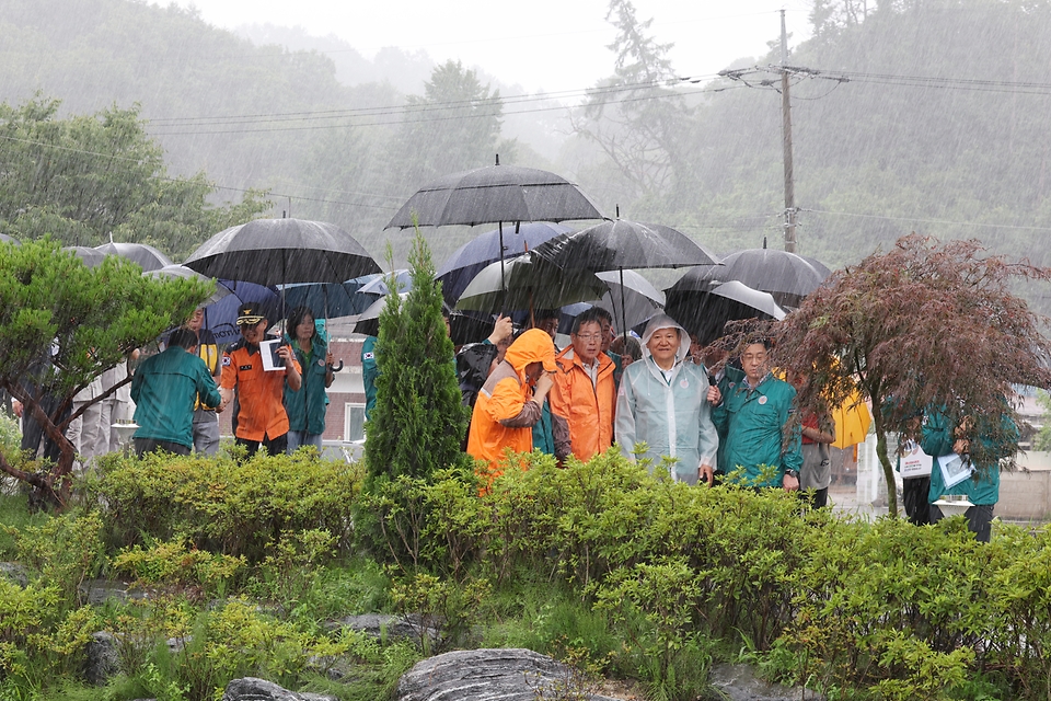 대전과 충남 논산, 계룡, 금산에 호우주의보가 발령된 가운데 18일 오후 충남 논산시 벌곡면 일대에서 이상민 행정안전부 장관 등 관계자들 호우 피해 상황을 듣고 있다. 