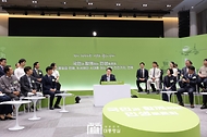윤석열 대통령이 18일 전북 정읍시 JB그룹 아우름캠퍼스에서 ‘신 서해안 시대를 여는 경제 전진기지, 전북’을 주제로 열린 스물일곱 번째 ‘국민과 함께하는 민생토론회’에서 발언하고 있다.