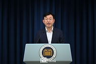 성태윤 대통령실 정책실장이 17일 서울 용산 대통령실 청사에서 체코 신규 원전 건설 사업 우선협상대상자 선정과 관련해 브리핑을 하고 있다. 