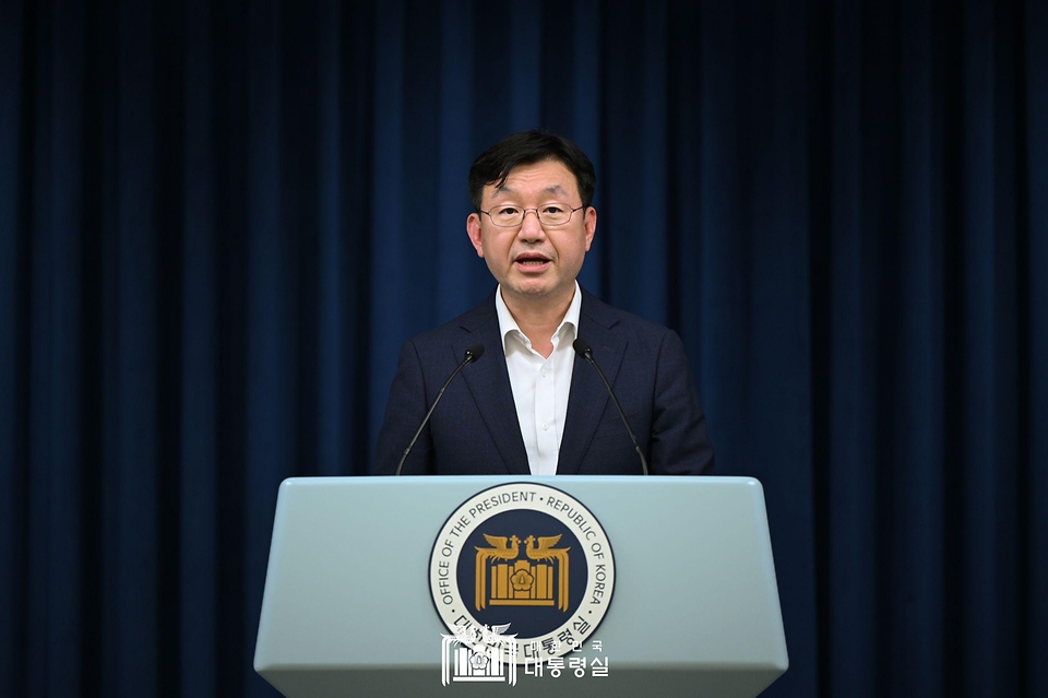 성태윤 대통령실 정책실장이 17일 서울 용산 대통령실 청사에서 체코 신규 원전 건설 사업 우선협상대상자 선정과 관련해 브리핑을 하고 있다. 