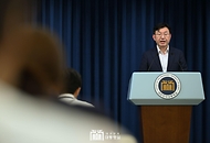 성태윤 대통령실 정책실장이 17일 서울 용산 대통령실 청사에서 체코 신규 원전 건설 사업 우선협상대상자 선정과 관련해 브리핑을 하고 있다. 