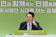 윤석열 대통령이 18일 전북 정읍시 JB그룹 아우름캠퍼스에서 ‘신 서해안 시대를 여는 경제 전진기지, 전북’을 주제로 열린 스물일곱 번째 ‘국민과 함께하는 민생토론회’에서 마무리 발언을 하고 있다.
