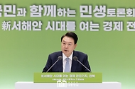 윤석열 대통령이 18일 전북 정읍시 JB그룹 아우름캠퍼스에서 ‘신 서해안 시대를 여는 경제 전진기지, 전북’을 주제로 열린 스물일곱 번째 ‘국민과 함께하는 민생토론회’에서 발언하고 있다.