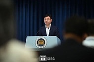 성태윤 대통령실 정책실장이 17일 서울 용산 대통령실 청사에서 체코 신규 원전 건설 사업 우선협상대상자 선정과 관련해 브리핑을 하고 있다. 