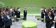 윤석열 대통령이 18일 전북 정읍시 JB그룹 아우름캠퍼스에서 ‘신 서해안 시대를 여는 경제 전진기지, 전북’을 주제로 열린 스물일곱 번째 ‘국민과 함께하는 민생토론회’에서 참석자들과 함께 국민의례를 하고 있다. 