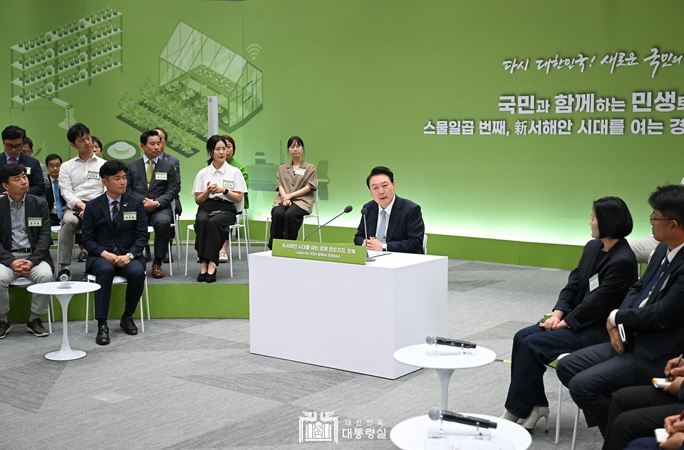 윤석열 대통령이 18일 전북 정읍시 JB그룹 아우름캠퍼스에서 ‘신 서해안 시대를 여는 경제 전진기지, 전북’을 주제로 열린 스물일곱 번째 ‘국민과 함께하는 민생토론회’에서 마무리 발언을 하고 있다.