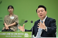 윤석열 대통령이 18일 전북 정읍시 JB그룹 아우름캠퍼스에서 ‘신 서해안 시대를 여는 경제 전진기지, 전북’을 주제로 열린 스물일곱 번째 ‘국민과 함께하는 민생토론회’에서 마무리 발언을 하고 있다.