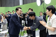 윤석열 대통령이 18일 전북 정읍시 JB그룹 아우름캠퍼스에서 ‘신 서해안 시대를 여는 경제 전진기지, 전북’을 주제로 열린 스물일곱 번째 ‘국민과 함께하는 민생토론회’에 입장하며 참석자들과 인사를 나누고 있다.
