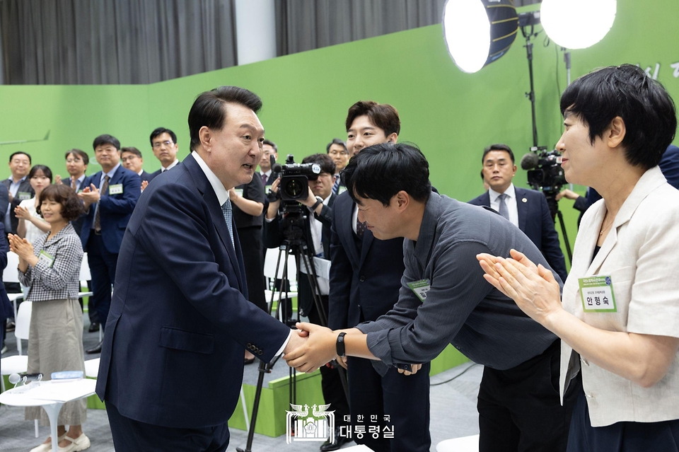 윤석열 대통령이 18일 전북 정읍시 JB그룹 아우름캠퍼스에서 ‘신 서해안 시대를 여는 경제 전진기지, 전북’을 주제로 열린 스물일곱 번째 ‘국민과 함께하는 민생토론회’에 입장하며 참석자들과 인사를 나누고 있다.
