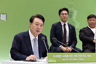 윤석열 대통령이 18일 전북 정읍시 JB그룹 아우름캠퍼스에서 ‘신 서해안 시대를 여는 경제 전진기지, 전북’을 주제로 열린 스물일곱 번째 ‘국민과 함께하는 민생토론회’에서 발언하고 있다.