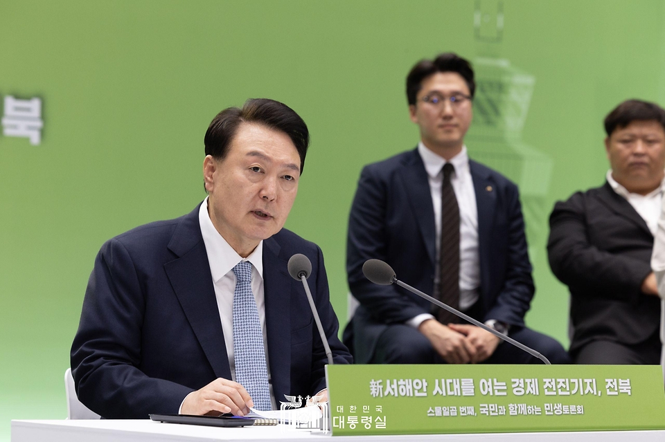 윤석열 대통령이 18일 전북 정읍시 JB그룹 아우름캠퍼스에서 ‘신 서해안 시대를 여는 경제 전진기지, 전북’을 주제로 열린 스물일곱 번째 ‘국민과 함께하는 민생토론회’에서 발언하고 있다.