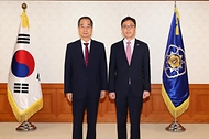 한덕수 국무총리가 23일 서울 종로구 정부서울청사에서 열린 ‘차관급 임명장 수여식’에서 연원정 인사혁신처장에게 임명장을 수여한 뒤 기념 촬영을 하고 있다.