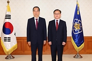 한덕수 국무총리가 23일 서울 종로구 정부서울청사에서 열린 ‘차관급 임명장 수여식’에서 권진회 경상국립대학교 총장에게 임명장을 수여한 뒤 기념 촬영을 하고 있다.