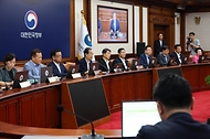 한덕수 국무총리가 23일 서울 종로구 정부서울청사에서 열린 ‘제32회 국무회의’에서 발언하고 있다.