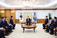 한덕수 국무총리가 23일 서울 종로구 정부서울청사에서 열린 ‘차관급 임명장 수여식’에서 참석자들과 대화를 나누고 있다.