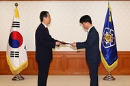 한덕수 국무총리가 23일 서울 종로구 정부서울청사에서 열린 ‘차관급 임명장 수여식’에서 용호성 문화체육관광부 1차관에게 임명장을 수여하고 있다.