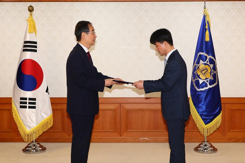 한덕수 국무총리가 23일 서울 종로구 정부서울청사에서 열린 ‘차관급 임명장 수여식’에서 용호성 문화체육관광부 1차관에게 임명장을 수여하고 있다.