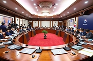 한덕수 국무총리가 23일 서울 종로구 정부서울청사에서 열린 ‘제32회 국무회의’에서 발언하고 있다.