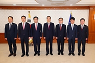 한덕수 국무총리가 23일 서울 종로구 정부서울청사에서 열린 ‘차관급 임명장 수여식’에서 임명장을 수여한 뒤 기념 촬영을 하고 있다. 