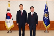 한덕수 국무총리가 23일 서울 종로구 정부서울청사에서 열린 ‘차관급 임명장 수여식’에서 김종문 국무조정실 국무1차장에게 임명장을 수여한 뒤 기념 촬영을 하고 있다.