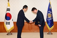한덕수 국무총리가 23일 서울 종로구 정부서울청사에서 열린 ‘차관급 임명장 수여식’에서 이병화 환경부 차관에게 임명장을 수여한 뒤 악수하고 있다.