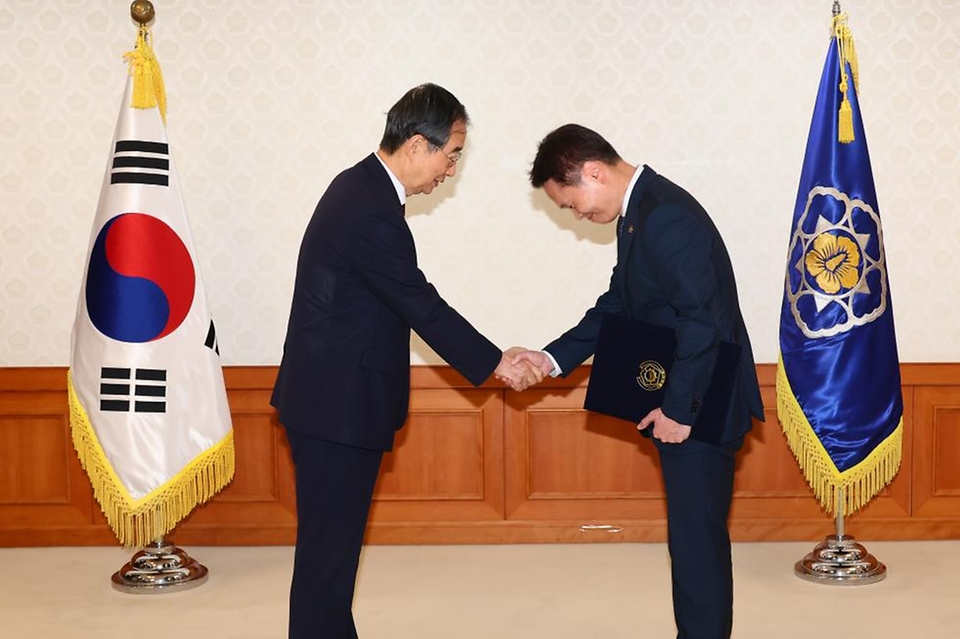 한덕수 국무총리가 23일 서울 종로구 정부서울청사에서 열린 ‘차관급 임명장 수여식’에서 이병화 환경부 차관에게 임명장을 수여한 뒤 악수하고 있다.