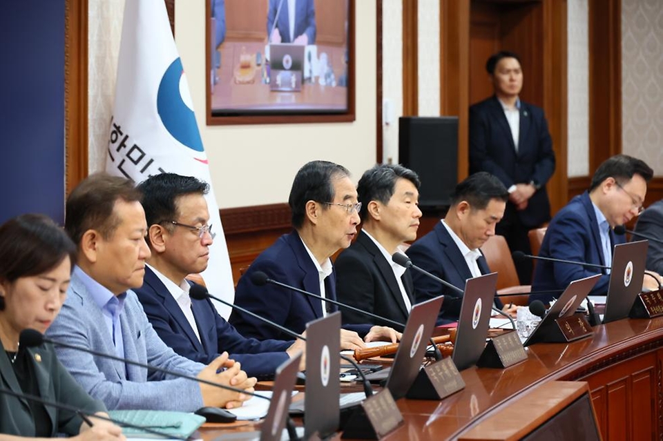 한덕수 국무총리가 23일 서울 종로구 정부서울청사에서 열린 ‘제32회 국무회의’에서 발언하고 있다.