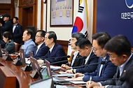 한덕수 국무총리가 23일 서울 종로구 정부서울청사에서 열린 ‘제32회 국무회의’에서 발언하고 있다.