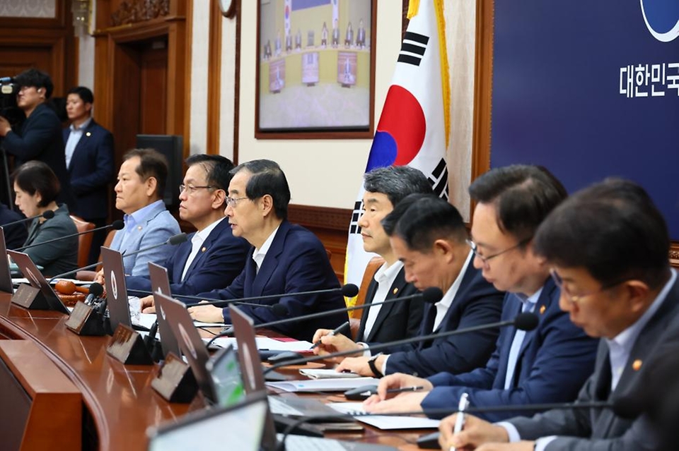 한덕수 국무총리가 23일 서울 종로구 정부서울청사에서 열린 ‘제32회 국무회의’에서 발언하고 있다.