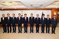한덕수 국무총리가 23일 서울 종로구 정부서울청사에서 열린 ‘차관급 임명장 수여식’에서 임명장을 수여한 뒤 기념 촬영을 하고 있다. 