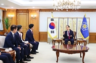 한덕수 국무총리가 23일 서울 종로구 정부서울청사에서 열린 ‘차관급 임명장 수여식’에서 참석자들과 대화를 나누고 있다.