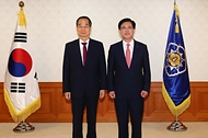 한덕수 국무총리가 23일 서울 종로구 정부서울청사에서 열린 ‘차관급 임명장 수여식’에서 정재연 강원대학교 총장에게 임명장을 수여한 뒤 기념 촬영을 하고 있다.
