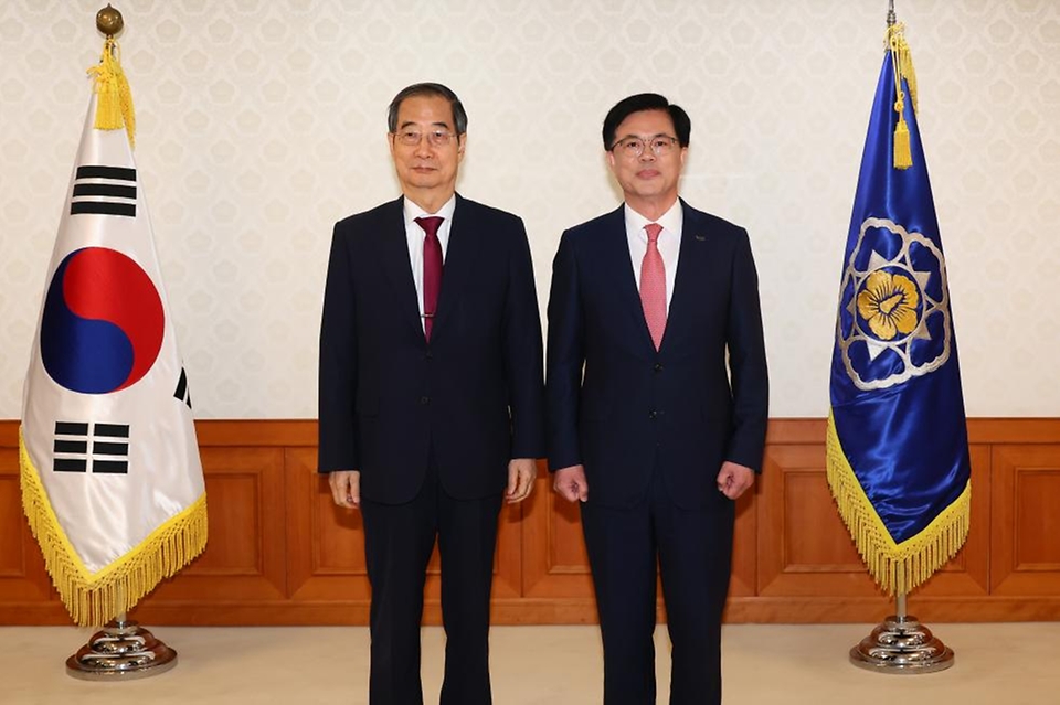 한덕수 국무총리가 23일 서울 종로구 정부서울청사에서 열린 ‘차관급 임명장 수여식’에서 정재연 강원대학교 총장에게 임명장을 수여한 뒤 기념 촬영을 하고 있다.