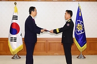 한덕수 국무총리가 24일 서울 종로구 정부서울청사에서 열린 ‘차관급 임명장 수여식’에서 허석곤 소방청장에게 임명장을 수여하고 있다.